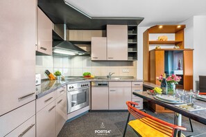 Réfrigérateur, un four, surface de cuisson, cafetière-théière