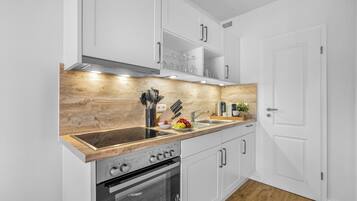 KĂŒhlschrank, Mikrowelle, Ofen, Herdplatte