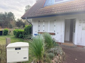 Exterior - Spacious Holiday Home with Garden, Terrace and Limited Sea Views near Bodden (Fuhlendorf)