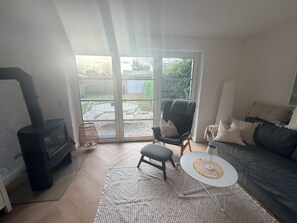 Televisión, chimenea, libros, estéreo