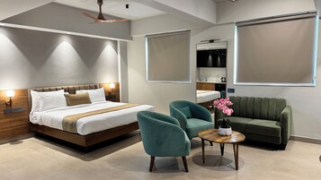 Studio Suite | Desk, laptop workspace, free WiFi