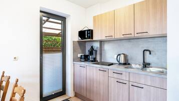 Réfrigérateur, plaque de cuisson, cafetiÚre/bouilloire