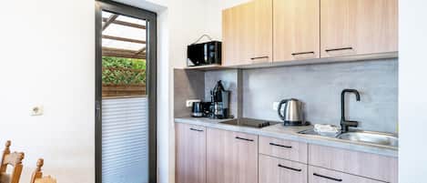 冷蔵庫、コンロ、コーヒー / ティーメーカー、電気ポット