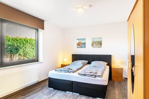 WiFi, bed sheets - Apartment '3' with Private Terrace, Shared Garden and Wi-Fi (Horumersiel-Schillig)