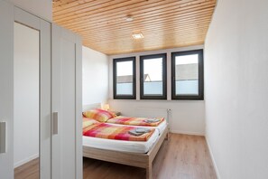 WiFi, bed sheets - Apartment 4 with Shared Garden, Balcony, and Wi-Fi (Horumersiel-Schillig)