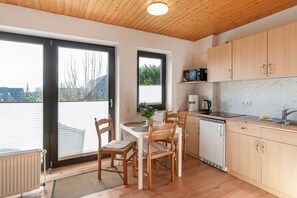 Fridge, stovetop, coffee/tea maker, electric kettle - Apartment 4 with Shared Garden, Balcony, and Wi-Fi (Horumersiel-Schillig)