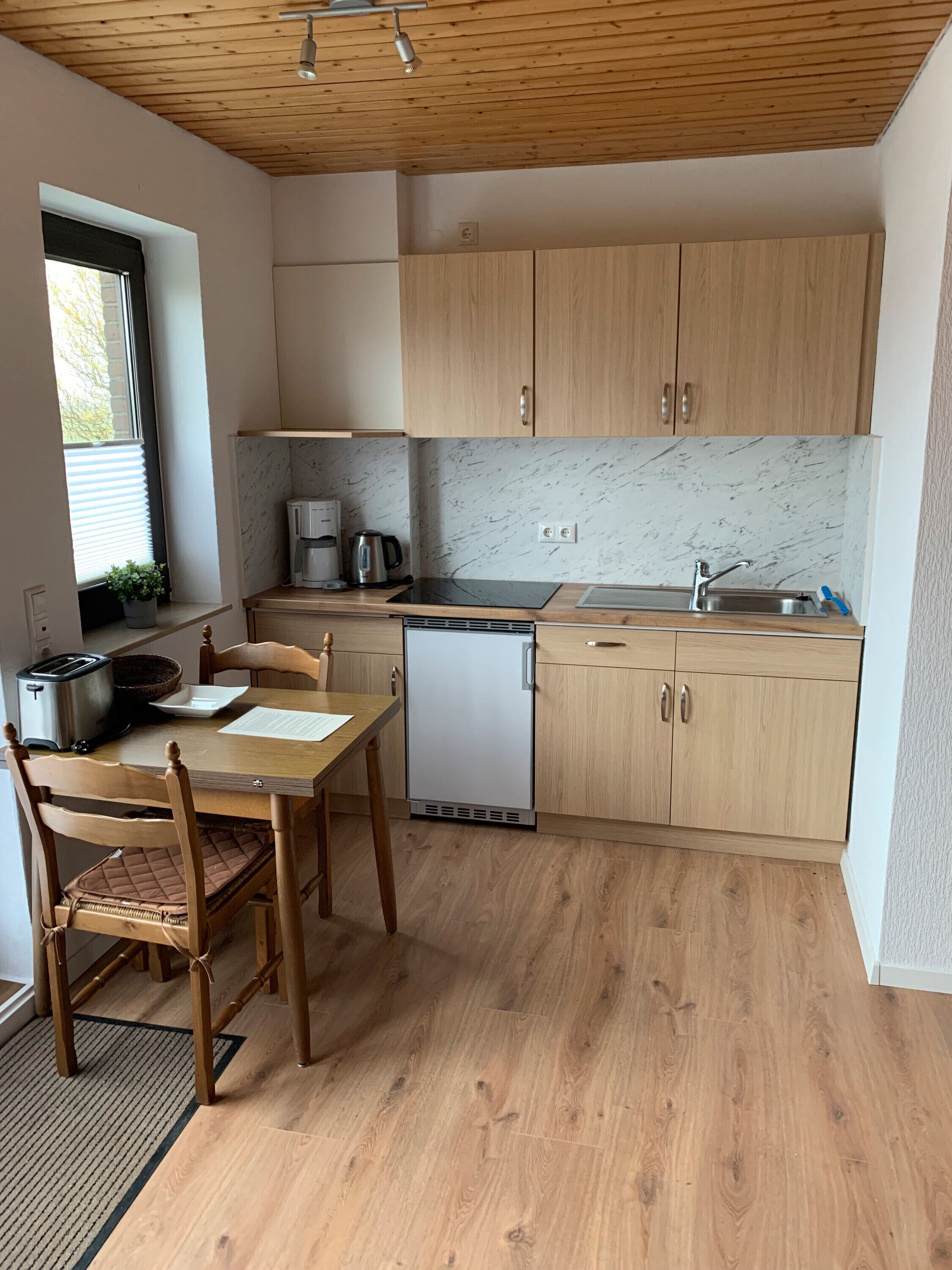 Réfrigérateur, plaque de cuisson, cafetière/bouilloire