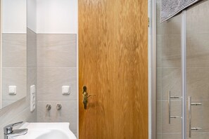 Shower, hair dryer, towels - Apartment 2 with Private Terrace, Shared Garden and Wi-Fi (Horumersiel-Schillig)