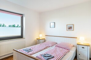 WiFi, bed sheets - Apartment 2 with Private Terrace, Shared Garden and Wi-Fi (Horumersiel-Schillig)