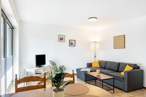 TV - Apartment 2 with Private Terrace, Shared Garden and Wi-Fi (Horumersiel-Schillig)
