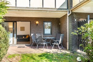 Outdoor dining - Apartment 2 with Private Terrace, Shared Garden and Wi-Fi (Horumersiel-Schillig)