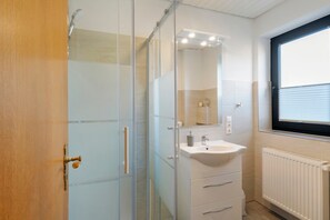 Shower, hair dryer, towels - Apartment 6 with Private Terrace, Shared Garden, and Wi-Fi (Horumersiel-Schillig)