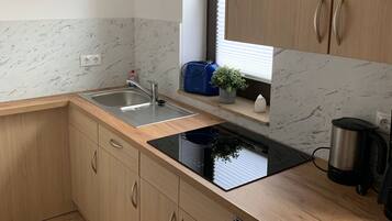 Kühlschrank, Herdplatte, Wasserkocher mit Kaffee-/Teezubehör