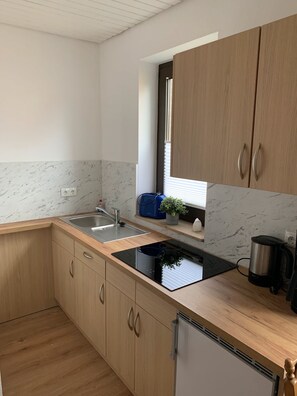 Kühlschrank, Herdplatte, Wasserkocher mit Kaffee-/Teezubehör