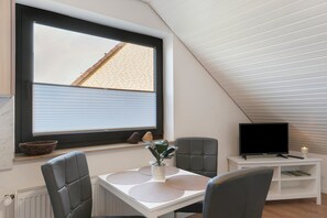 Dining - Apartment 6 with Private Terrace, Shared Garden, and Wi-Fi (Horumersiel-Schillig)