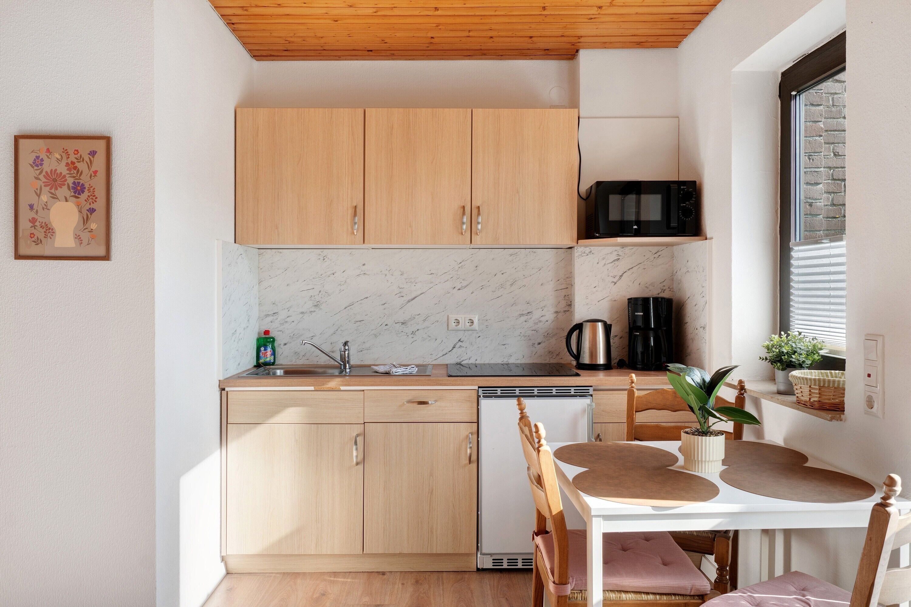 Een koelkast, een kookplaat, een koffiezetapparaat/waterkoker