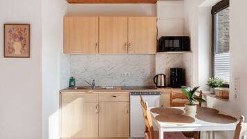 Een koelkast, een kookplaat, een koffiezetapparaat/waterkoker