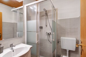 Shower, hair dryer, towels - Apartment '5' with Shared Garden, Balcony and Wi-Fi (Horumersiel-Schillig)