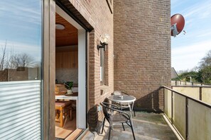 Outdoor dining - Apartment '5' with Shared Garden, Balcony and Wi-Fi (Horumersiel-Schillig)