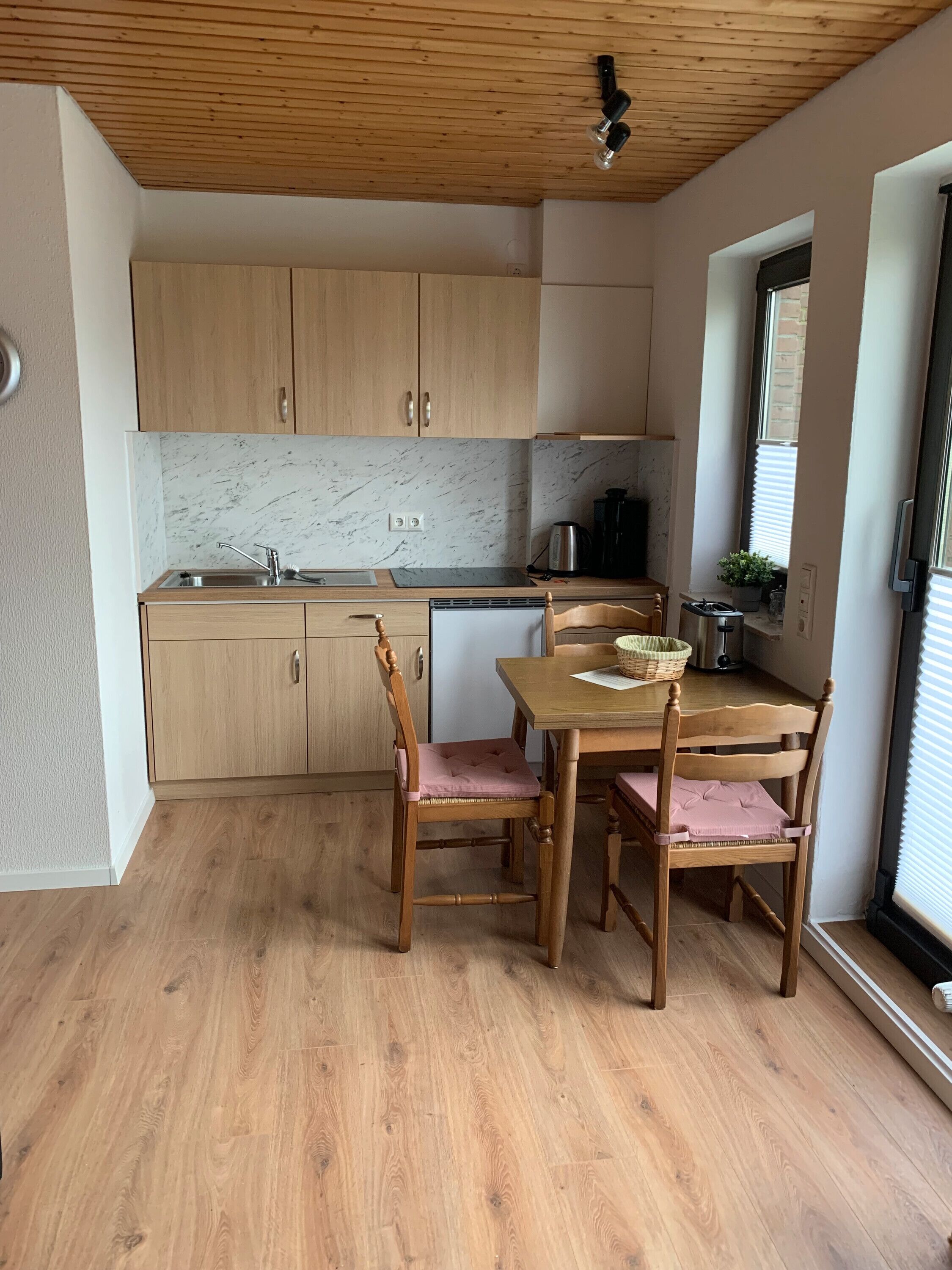 Réfrigérateur, plaque de cuisson, cafetière/bouilloire