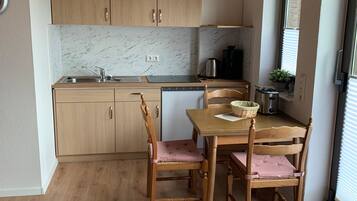 Réfrigérateur, plaque de cuisson, cafetiÚre/bouilloire