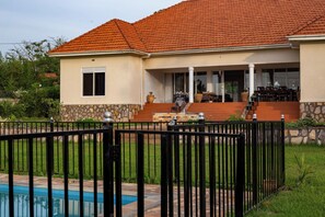 Outdoor pool - Martha's Farm House (Mukono)