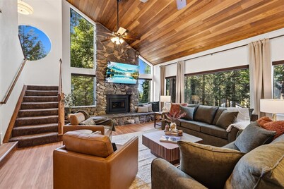 New! Yosemite Spirit- INSIDE Yosemite w hot tub/arcades/sleeps 14!