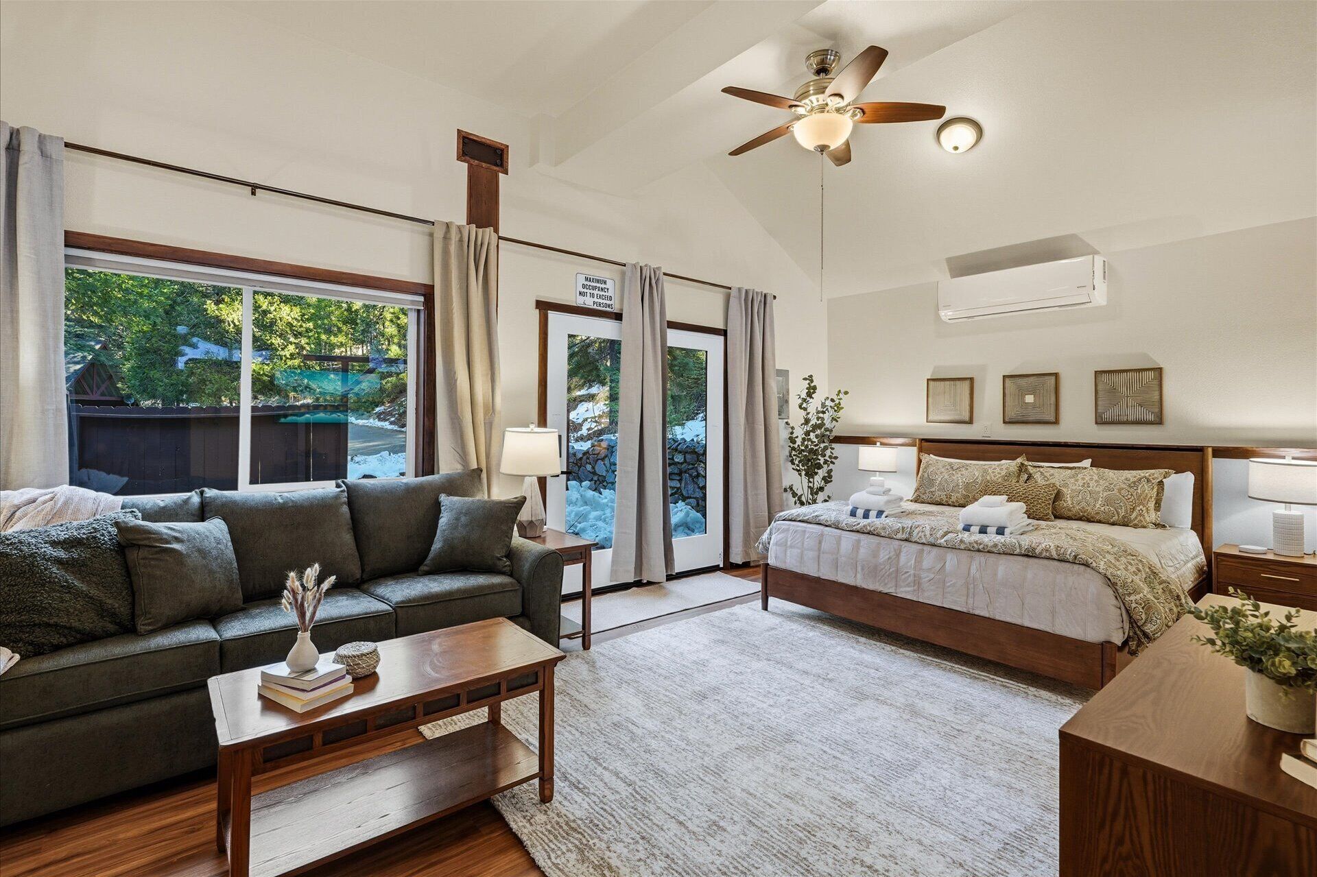 Tabla de planchar con plancha, wifi gratis y ropa de cama 