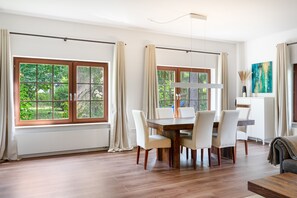 Dining - Stayplace Nr. 2: Geräumige moderne Design-Wohnung (Garstedt)