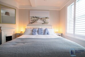 3 bedrooms, iron/ironing board, Internet, bed sheets - Stylish Sanctuary | Estuary Views | Outside Space (Salcombe)