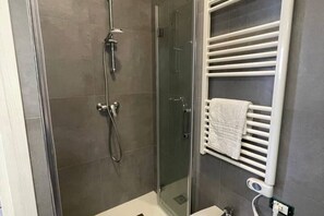 Een douche, een bidet, handdoeken