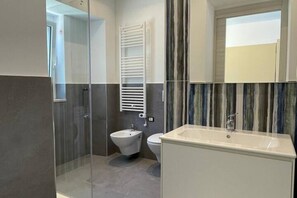 Shower, bidet, towels