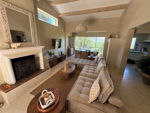 Living area - Luxe Villa bij St. Tropez: Zeezicht, Privé Jacuzzi & Free Fatbikes (Cogolin)