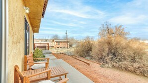 A patio with wooden furniture and a view of a desert landscape. - Adventure Base 2 Near Lake Powell (Kanab)