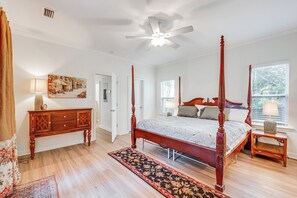 House (4 Bedrooms) | Interior - 1 Mi to Fsu: Group-friendly Midtown Getaway! (Tallahassee)