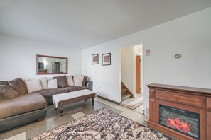 Apartment (4 Bedrooms) | Interior - Red Line to Airport! Inviting Home in Cleveland (East Cleveland)