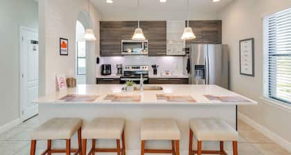 Golf, Dine & Unwind Poolside! Haines City Getaway