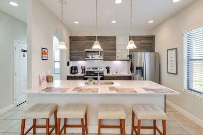 Golf, Dine & Unwind Poolside! Haines City Getaway