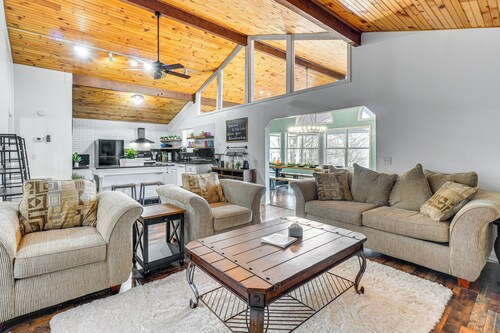 Mtn & Lake Norris Views: Family Home w/ Game Room!