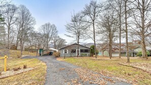 A residential area with a paved driveway leading to a house with a garage. - Mtn & Lake Norris Views: Family Home w/ Game Room! (La Follette)