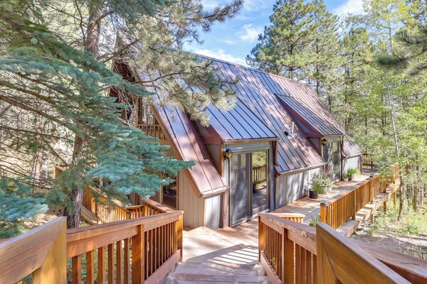 Serene Black Hills Forest Cabin W/ Wraparound Deck - South Dakota