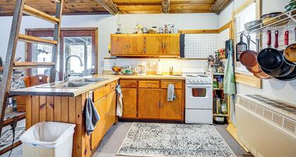 4 Mi to Ski Brule: Cozy Cabin w/ Screened-in Porch