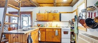 4 Mi to Ski Brule: Cozy Cabin w/ Screened-in Porch