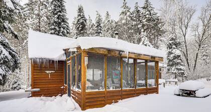 4 Mi to Ski Brule: Cozy Cabin w/ Screened-in Porch