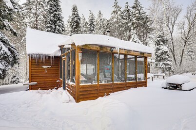4 Mi to Ski Brule: Cozy Cabin w/ Screened-in Porch