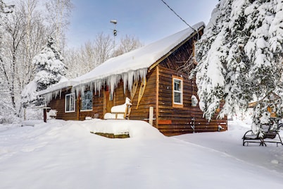 4 Mi to Ski Brule: Cozy Cabin w/ Screened-in Porch
