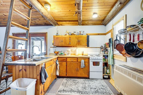 4 Mi to Ski Brule: Cozy Cabin w/ Screened-in Porch