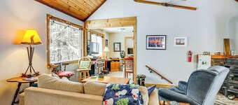 4 Mi to Ski Brule: Cozy Cabin w/ Screened-in Porch