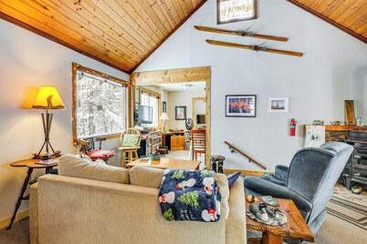 4 Mi to Ski Brule: Cozy Cabin w/ Screened-in Porch