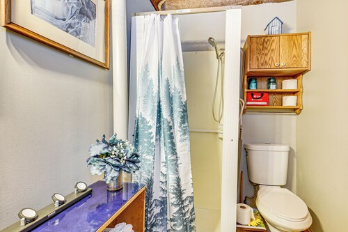 4 Mi to Ski Brule: Cozy Cabin w/ Screened-in Porch